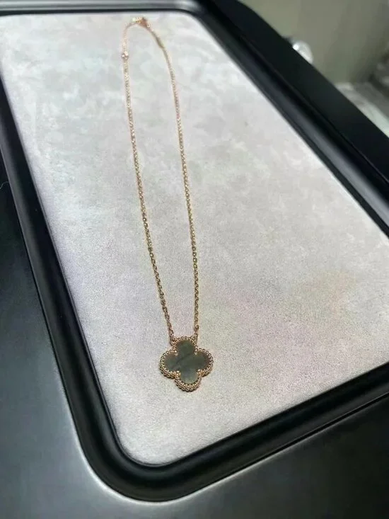 Authentic Van Cleef & Arpels 18K Yellow Gold Necklace - Picture 3 of 12